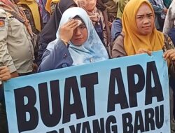 Ribuan tenaga honorer demo