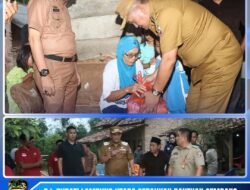 Pj.Bupati Lampura Serahkan Bantuan Sembako Pada Warga Kurang Mampu