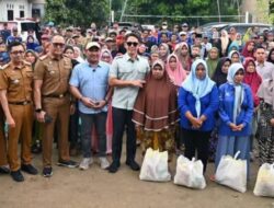 Sekda Intji Indriati Mendampingi Bupati Lampung Selatan Terpilih, Radityo Egi Pratama Menyalurkan Bantuan Kepada Korban Banjir