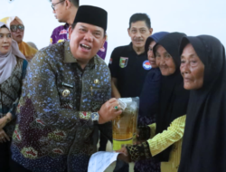Wabup Azwar Hadi Pastikan Bantuan Pangan Tepat Sasaran, 955 Keluarga di Raman Aji Terima Beras dan Minyak