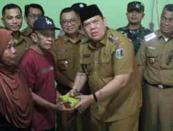 Wabup Azwar Hadi Turun Langsung Pantau Bantuan Pangan, 825 Warga Girikelopomulyo Terima Beras dan Minyak